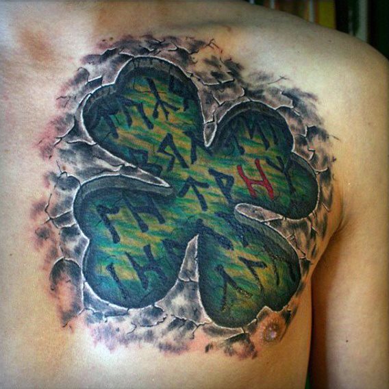 61 Tatouages de trèfles à quatre feuilles (et leur signification)