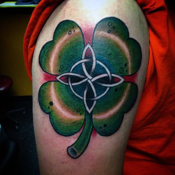 61 Tatouages de trèfles à quatre feuilles (et leur signification)