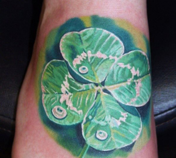 61 Tatouages de trèfles à quatre feuilles (et leur signification)