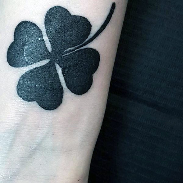 61 Tatouages de trèfles à quatre feuilles (et leur signification)
