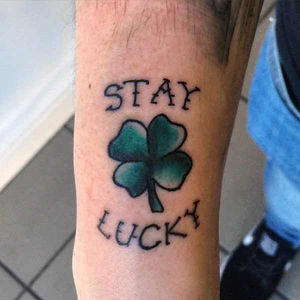61 Tatouages de trèfles à quatre feuilles (et leur signification)