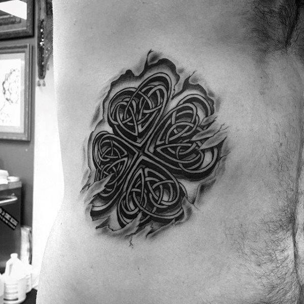 61 Tatouages de trèfles à quatre feuilles (et leur signification)