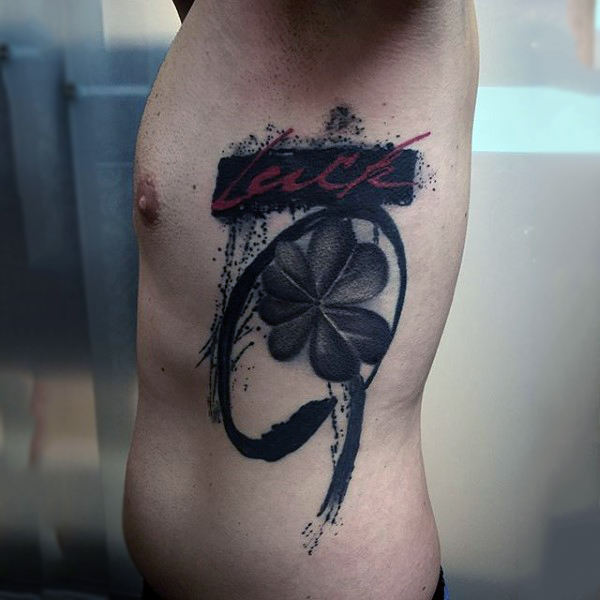 61 Tatouages de trèfles à quatre feuilles (et leur signification)