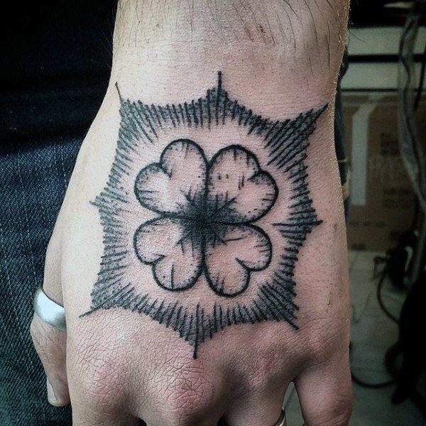 61 Tatouages de trèfles à quatre feuilles (et leur signification)
