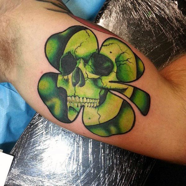 61 Tatouages de trèfles à quatre feuilles (et leur signification)