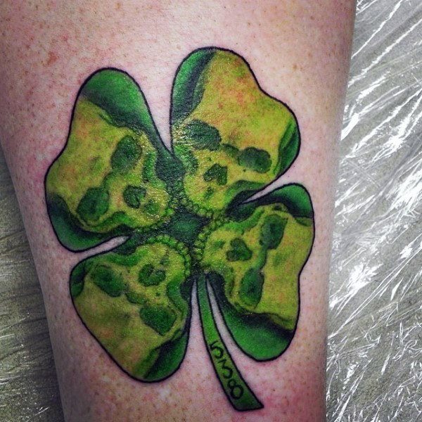 61 Tatouages de trèfles à quatre feuilles (et leur signification)