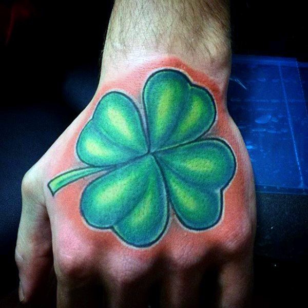 61 Tatouages de trèfles à quatre feuilles (et leur signification)