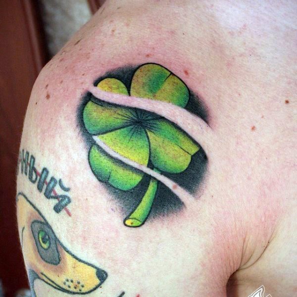 61 Tatouages de trèfles à quatre feuilles (et leur signification)