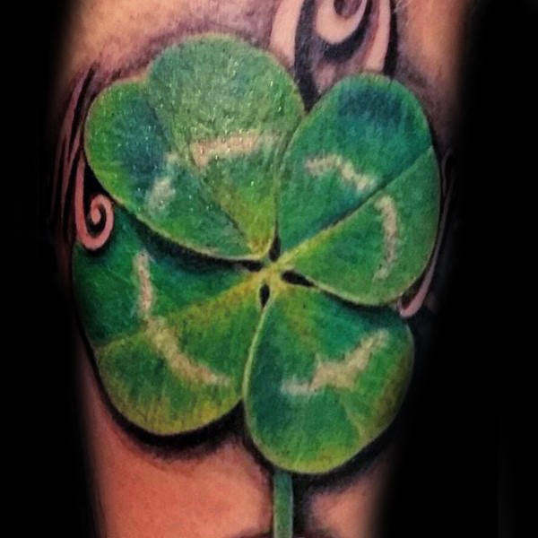 61 Tatouages de trèfles à quatre feuilles (et leur signification)