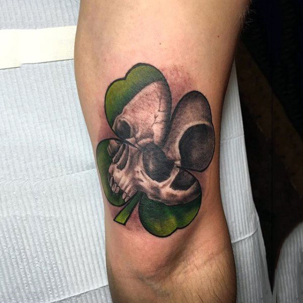 61 Tatouages de trèfles à quatre feuilles (et leur signification)