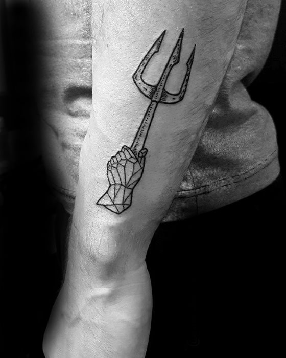 45 Tatouages du Trident, la fourche à trois dents (et leur signification)