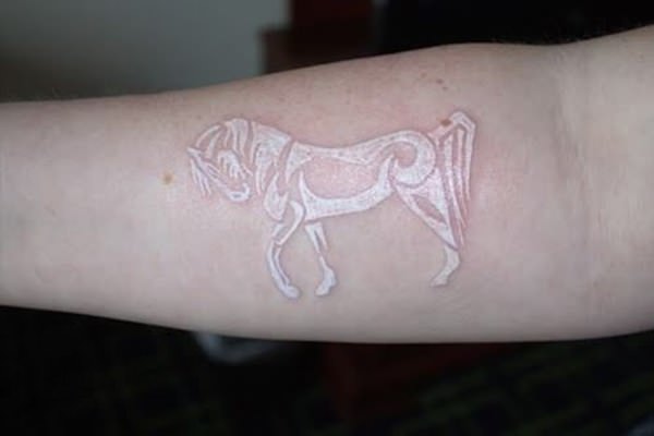 tatouage encre blanche 129