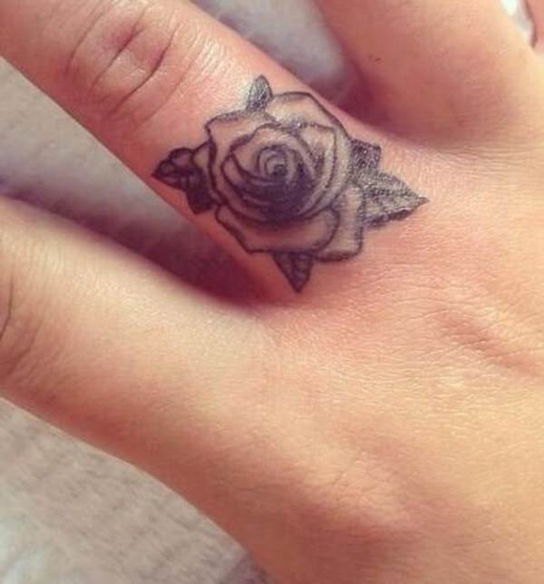 tatuaggio dito 124