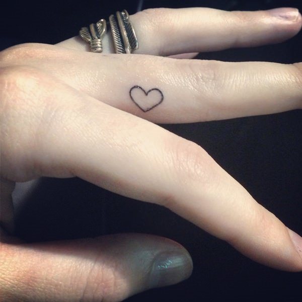 tatuaggio dito 156