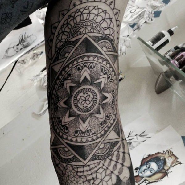 tatuaggio mandala 144