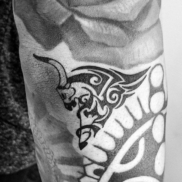 tatuaggio toro 909