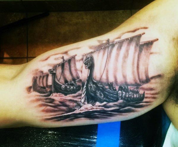 tatuaggio bicipite 137