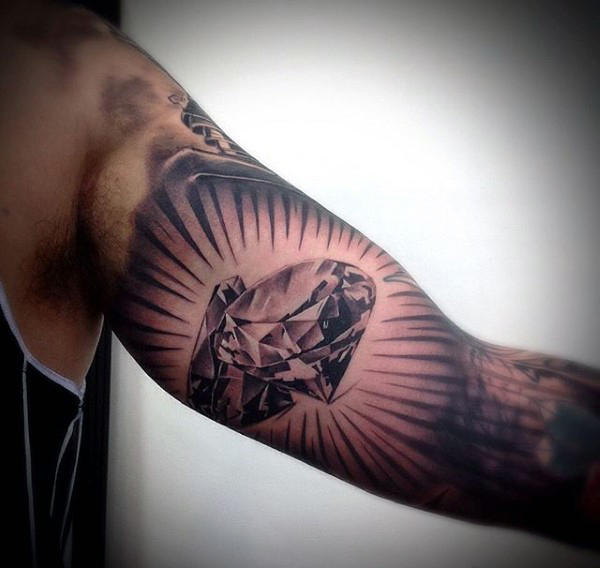 tatuaggio bicipite 777
