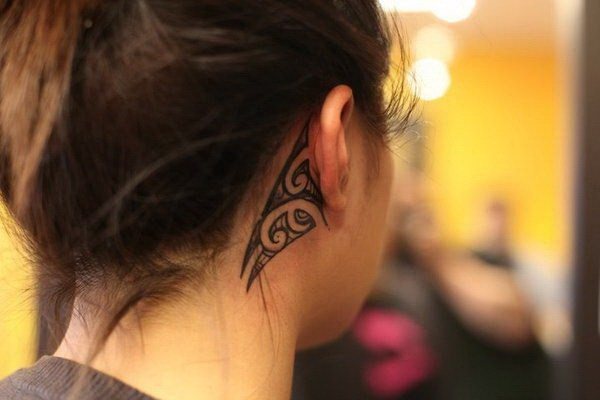 tatuaggio dietro orecchio 149