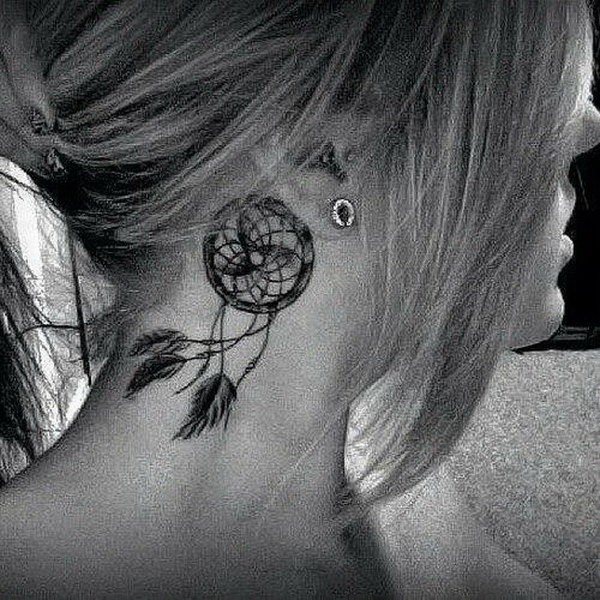 tatuaggio dietro orecchio 257
