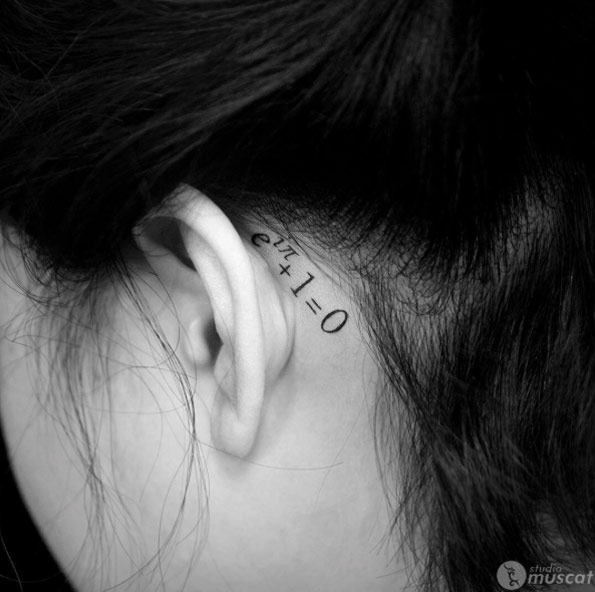 tatuaggio dietro orecchio 345