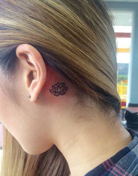 tatuaggio dietro orecchio 353