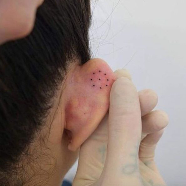 tatuaggio dietro orecchio 373