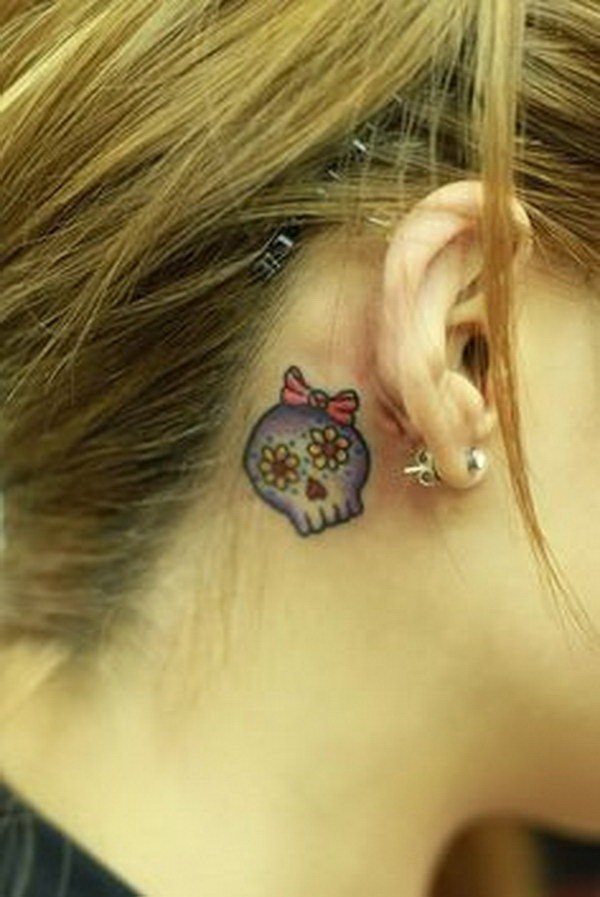 tatuaggio dietro orecchio 77
