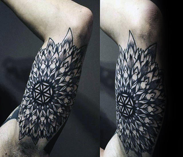 tatuaggio fiore della vita 135