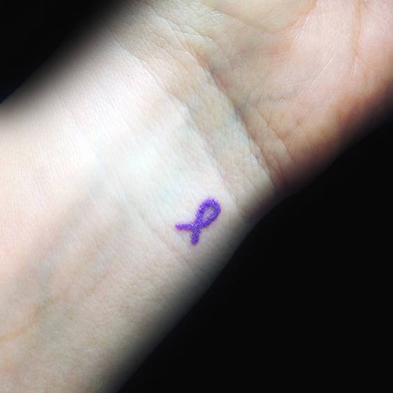 tatuaggio nastro contro cancro 33