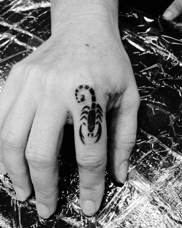 tatuaggio scorpione 347