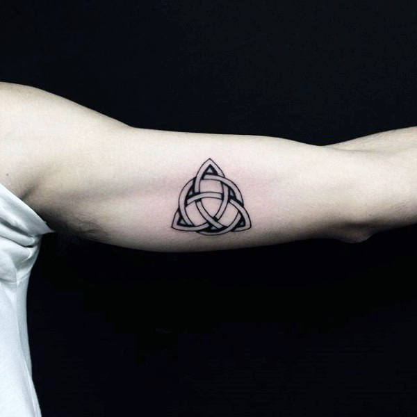 47 Tatuaggi con il simbolo della triquetra (con significato)
