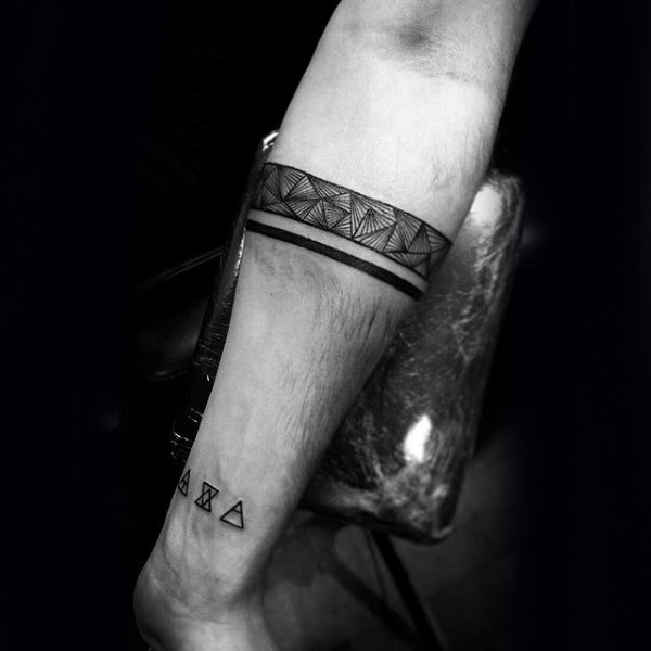 44-tatuaggi-bracciali-neri-sul-braccio-e-sulla-gamba