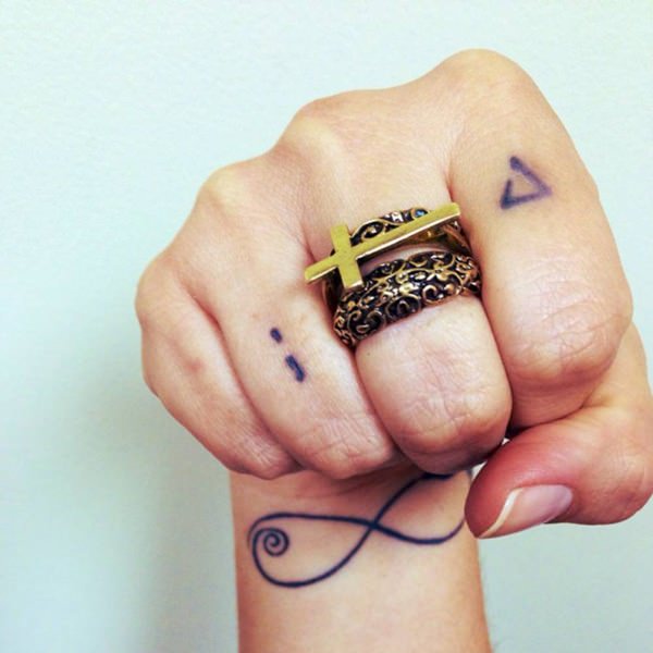 Top 8 bijzondere vinger tattoos