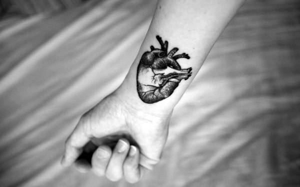 95 de tatuaje cu inimi reale și semnificația lor