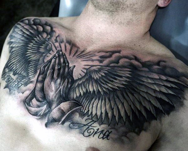 40 de tatuaje cu aripi, realizate pe piept. Ce simbolizează?