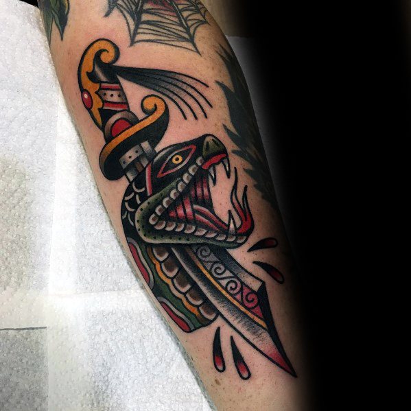 45 de tatuaje cu un șarpe și un pumnal: simbologie și semnificație