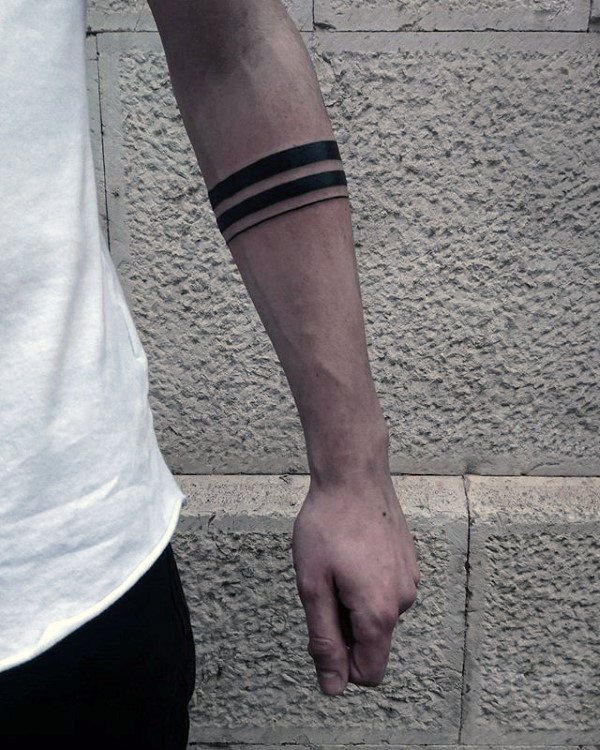 44 de tatuaje cu brățări negre pe braț