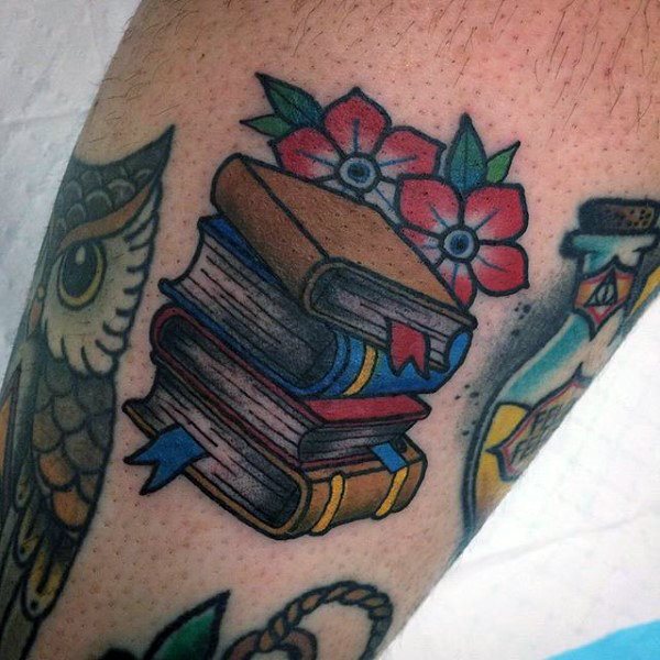 70 de tatuaje în care apar cărți (cu semnificația lor)