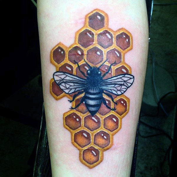 80 de tatuaje cu faguri de albine (cu semnificația lor)