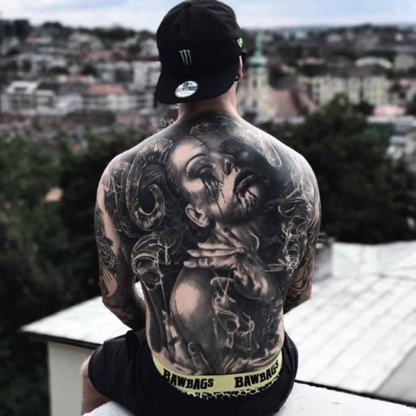 220 de tatuaje bărbătești realizate pe spate