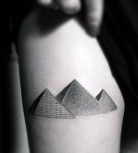 68 de tatuaje cu piramide egiptene (cu semnificația lor)