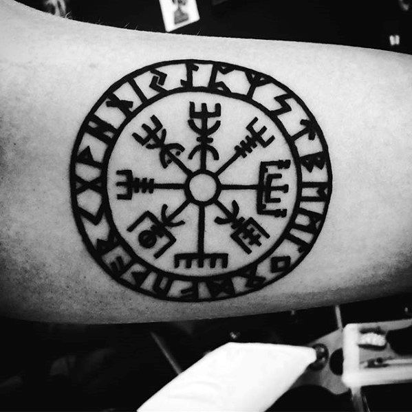 75 de tatuaje cu VEGVISIR, busola vikingă (cu semnificația lor)